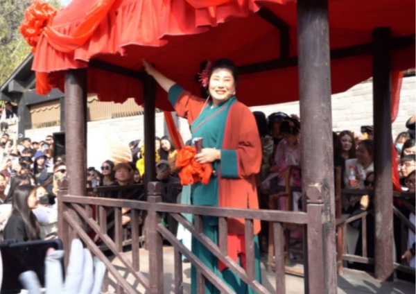 开封王婆说媒火爆全国全网：透视当代社会现象 